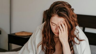 Μια κοπέλα λυπημένη στο κρεβάτι της