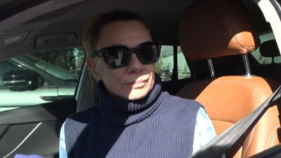 Η Κατερίνα Καραβάτου στο αμάξι της