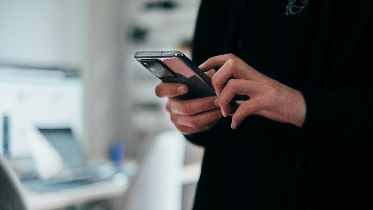 Μια κοπέλα κρατάει Κινητό τηλέφωνο