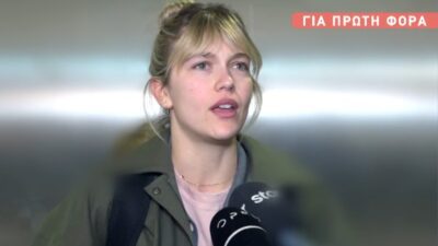 Η Κλέλια Ανδριολάτου μιλώντας μπροστά στην κάμερα