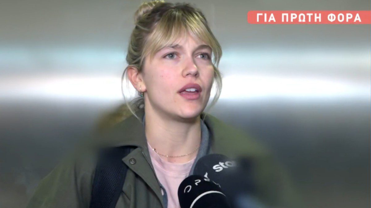 Η Κλέλια Ανδριολάτου μιλώντας μπροστά στην κάμερα