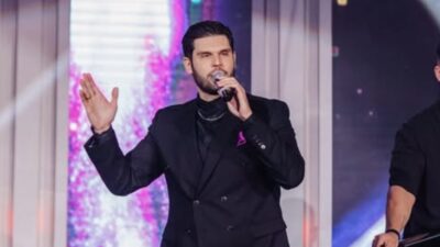 Ο Κωνσταντίνος Ντρούλιας τραγουδάει