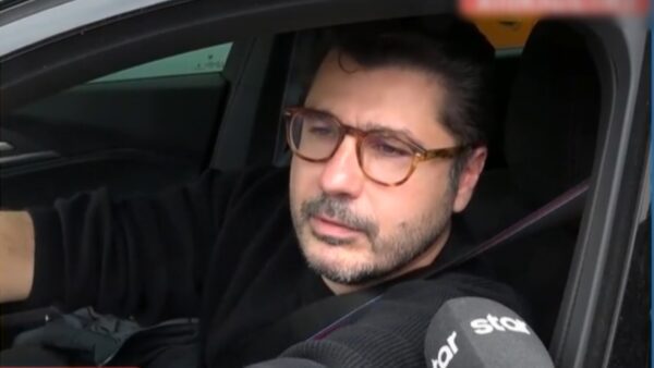 Ο Λάμπρος Κωνσταντάρας στο αυτοκίνητό του