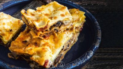 νηστίσιμα λαζάνια με κρέμα σάλτσα σε πιάτο