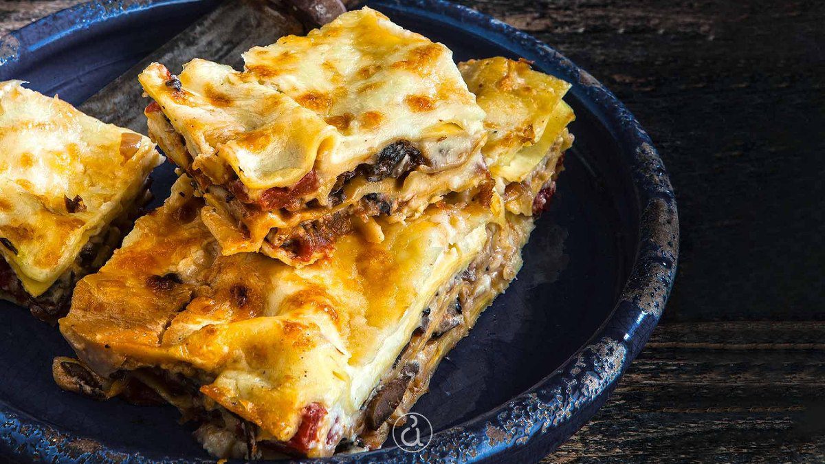 νηστίσιμα λαζάνια με κρέμα σάλτσα σε πιάτο