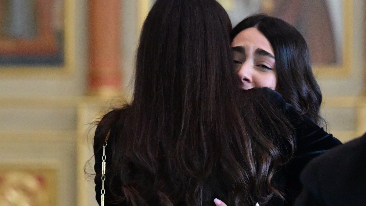 Η Μάιρα Κούγια στην κηδεία του πατέρα της