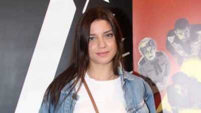 H Μαρίλια Μητρούση ποζάρει στην κάμερα σε εκδήλωση