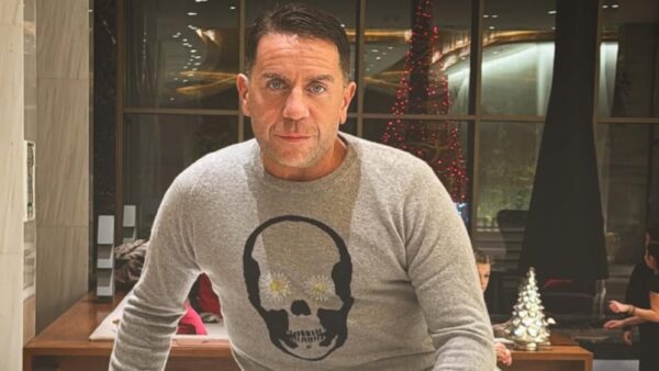 Ο Γιώργος Μαζωνάκης κάθεται πάνω σε πιάνο