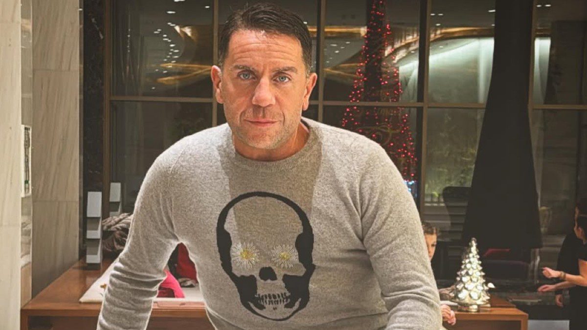 Ο Γιώργος Μαζωνάκης κάθεται πάνω σε πιάνο