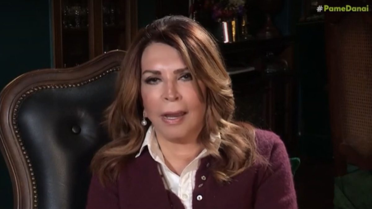 Η Μιμή Ντενίση δίνει συνέντευξη στον Άρη Καβατζίκη