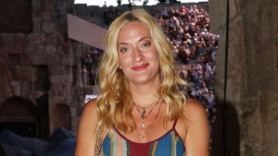 Η Ναταλία Αργυράκη φωτογραφίζεται σε event