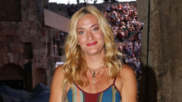 Η Ναταλία Αργυράκη φωτογραφίζεται σε event