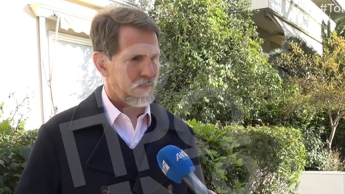 O Παύλος Ντε Γκρες στον δρόμο μιλάει στην κάμερα του πρωινού