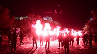 Φανατικοί του Ολυμπιακού με φωτοβολίδες στην Ακρόπολη