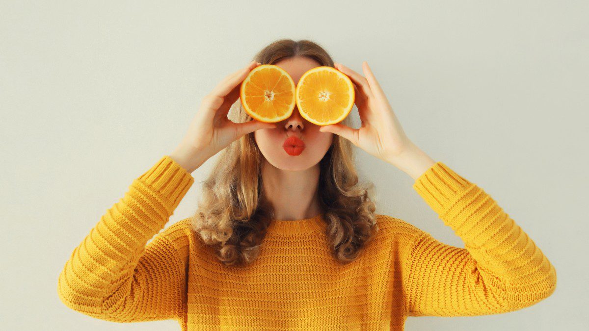 Φρούτα πορτοκάλια κρατάει γυναίκα