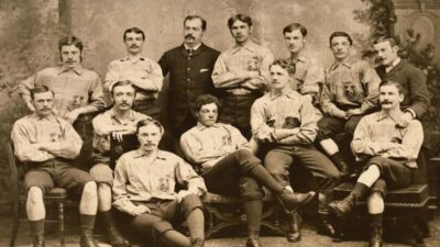 O Άντριου Ουότσον μαζί με άλλους ποδοσφαιριστές