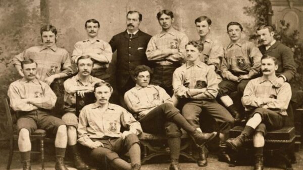 O Άντριου Ουότσον μαζί με άλλους ποδοσφαιριστές