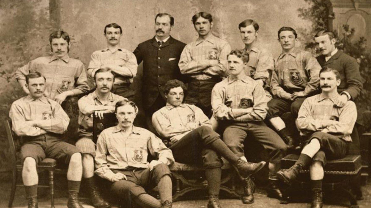 O Άντριου Ουότσον μαζί με άλλους ποδοσφαιριστές