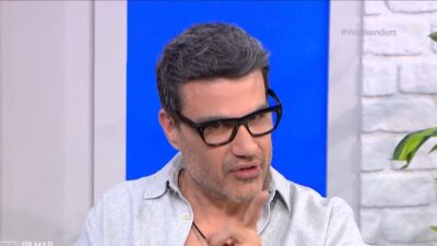 Ο Παντελής Τουτουντζής στον καναπέ των weekenders