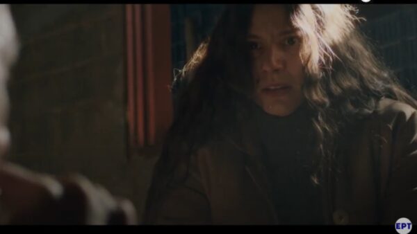 Η Γιούντιθ στην σειρά η παραλία μιλάει σε κάποιον