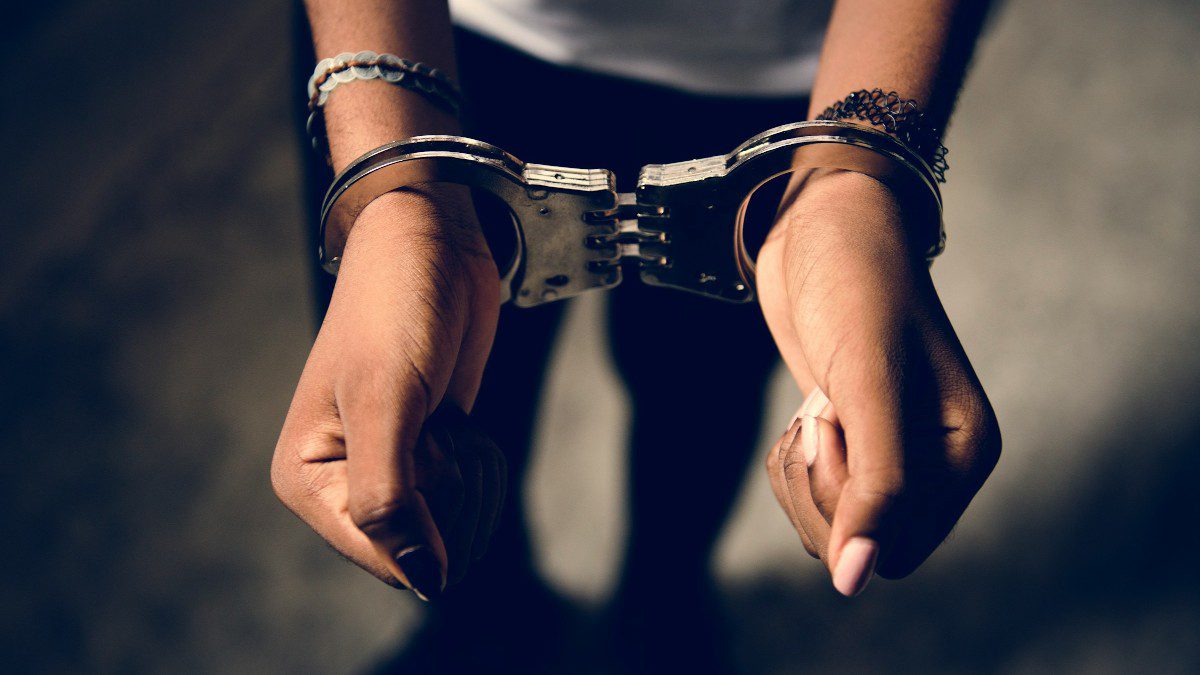 ανήλικη με χειροπέδες