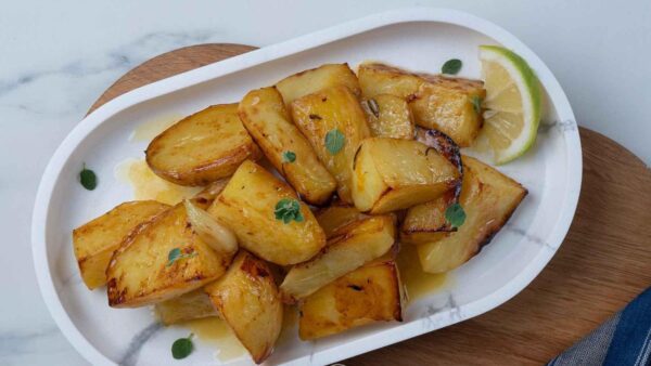 Πατάτες φούρνου στο πιάτο