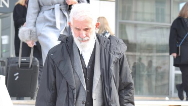 Ο Πέτρος Φιλιππίδης έξω από τα δικαστήρια