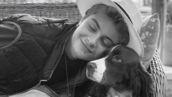 Ο Πρίγκιπας Φρέντερικ αγκαλιά με τον σκύλο του