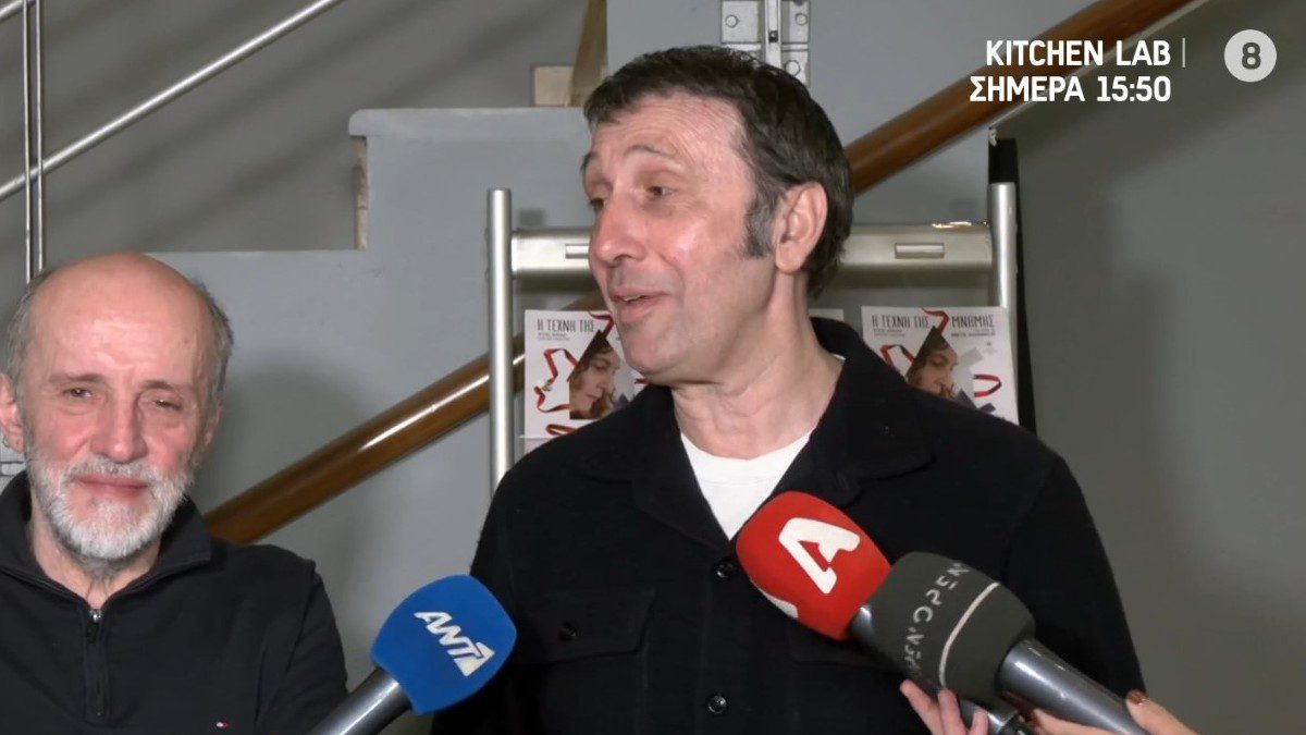 Ο Ρένος Χαραλαμπίδης μιλώντας στις κάμερες