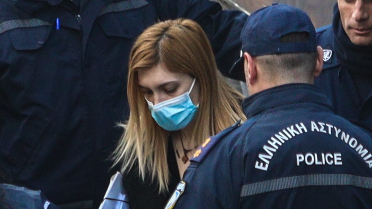 Η Ρούλα Πισπιρίγκου με μάσκα