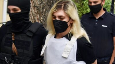 Η Ρούλα Πισπιρίγκου έξω από το δικαστήριο.