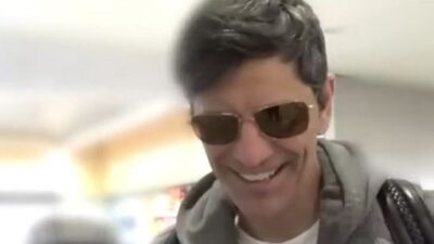 Ο Σάκης Ρουβάς μπροστά στις κάμερες των εκπομπών