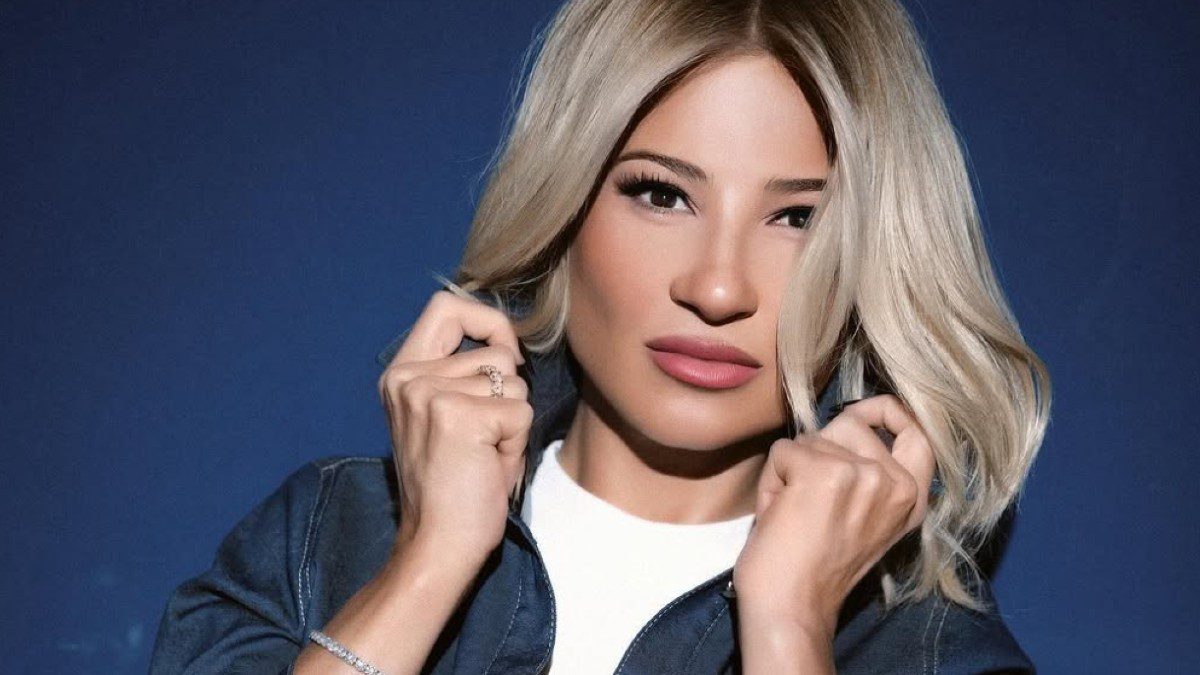 H Φαίη Σκορδά με τζιν πουκάμισο