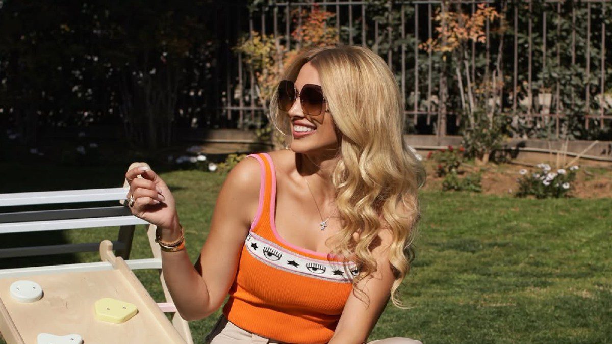 Η Κωνσταντίνα Σπυροπούλου στον κήπο του σπιτιού της