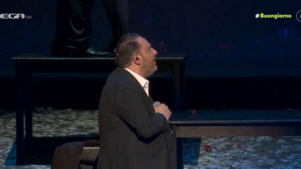 Ο Στέλιος Διονυσίου ξέσπασε σε κλάματα στην παράσταση για τον πατέρα του