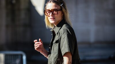 Κοπέλα με γυαλιά στο street style