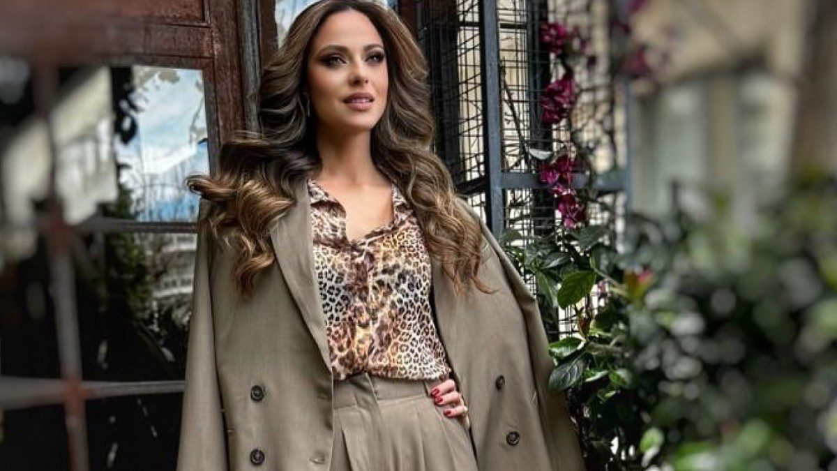 H Ευαγγελία Συριοπούλου έξω από το στούντιο