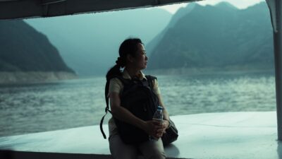 Μια κοπέλα σε ένα καράβι