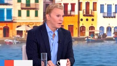 Ο Τάκης Ζαχαράτος στο πλατό του mega