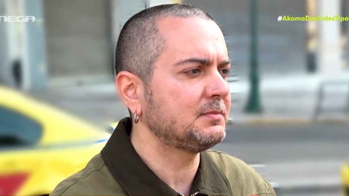 Ο Θοδωρής Ελευθεριάδης μιλάει στον δρόμο στην κάμερα του mega