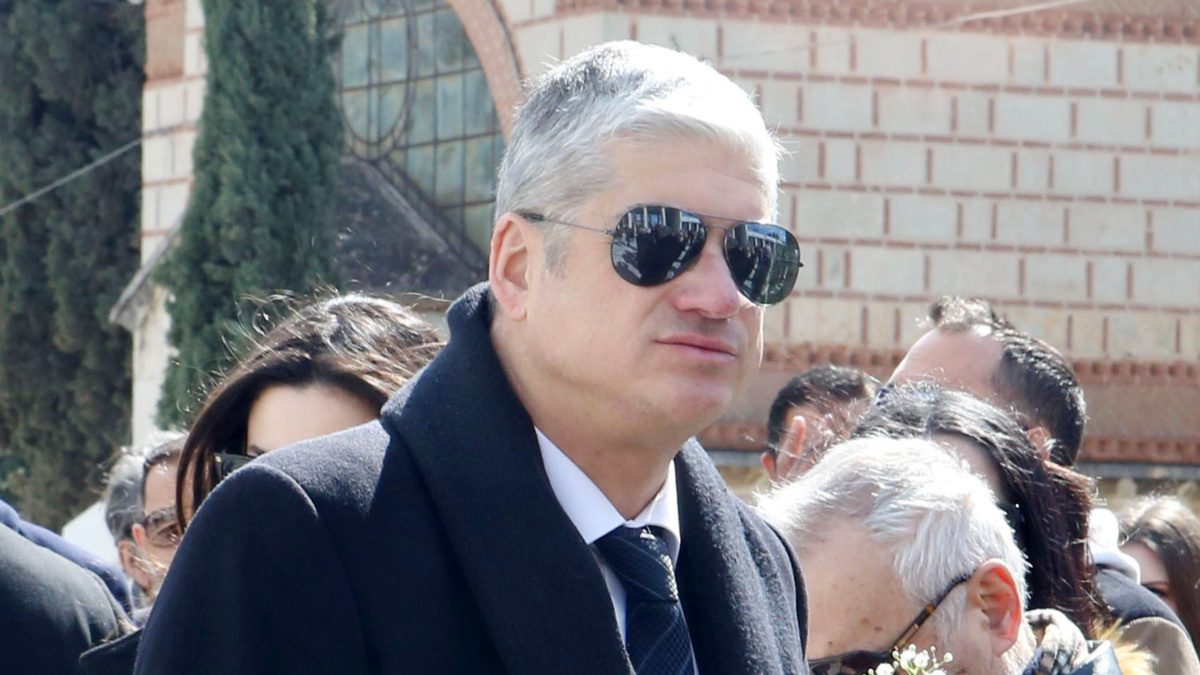 Ο Θέμης Σοφός με γυαλιά ηλίου