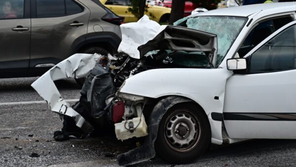 Σμπαραλιασμένο αυτοκίνητο από το τροχαίο στην Κατεχάκη