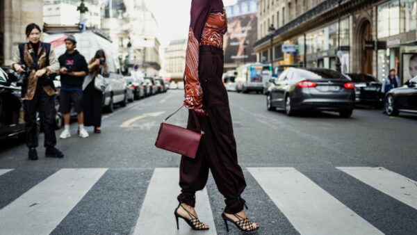 πέδιλα με καλσόν στο street style