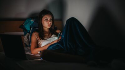 γυναίκα με κινητό το βράδυ