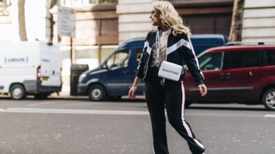 Γυναίκα με sneakers στον δρόμο