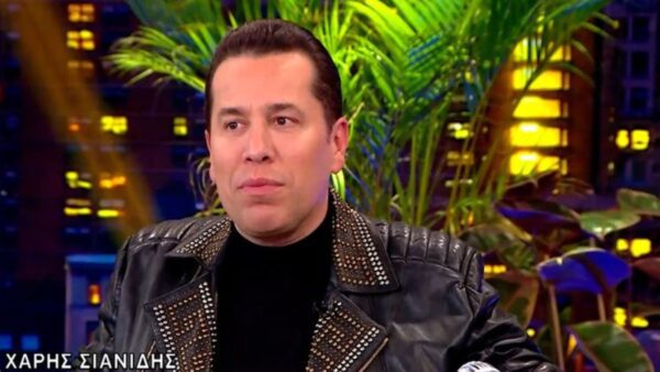Ο Χάρης Σιανίδης στο πλατό του The 2night show