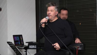 Ο Χάρης Βαρθακούρης σε συναυλία του