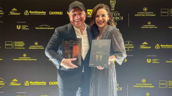 Ο Μποτρίνι ποζάρει με το βραβείο από χρυσούς σκούφους