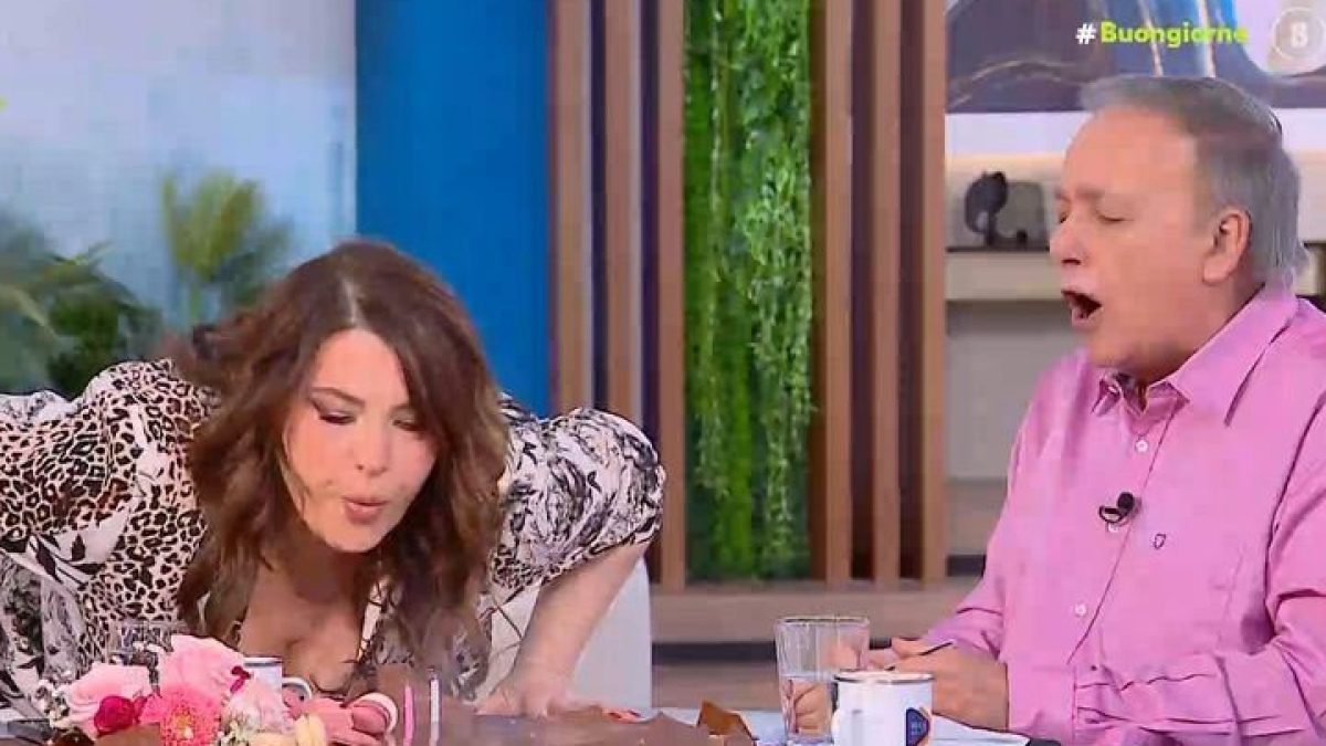 Η Κατερίνα Ζαρίφη σβήνει τα κεράκια της τούρτας της στο Buongiorno