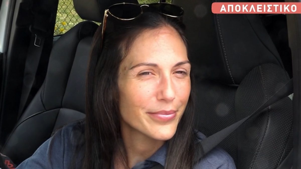 Η Ανθή Βούλγαρη στο αυτοκίνητό της